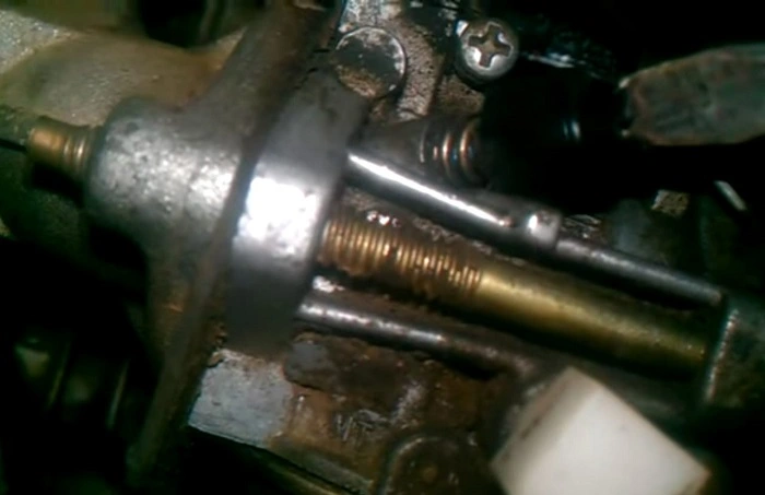 checking the ratio of air/fuel mixture in the governor