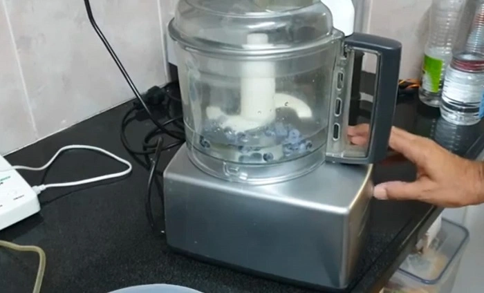 blending blueberries