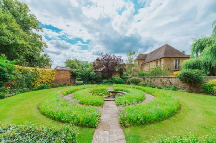circular lawn