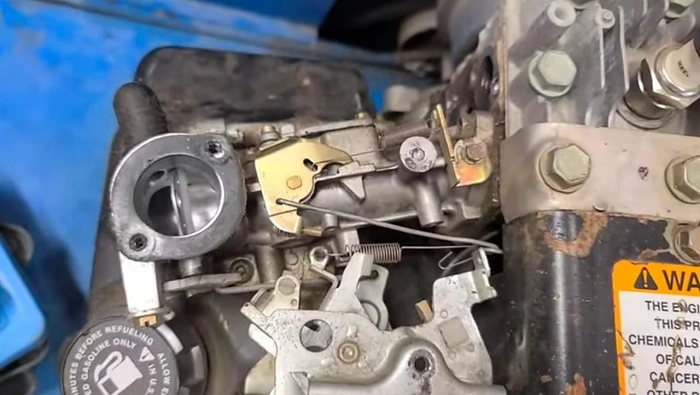 Location of throttle linkage in Briggs and Stratton engine