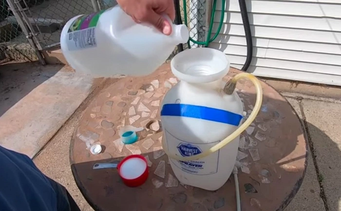 preparing vinegar solution to kill weeds