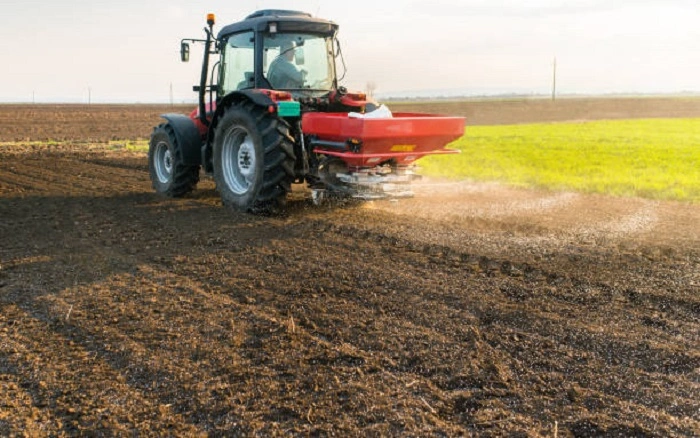 image of applying19-19-19 fertilizer in rates per acre