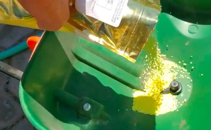 Adding sulfur in a lawn spreader to later spread it in lawn