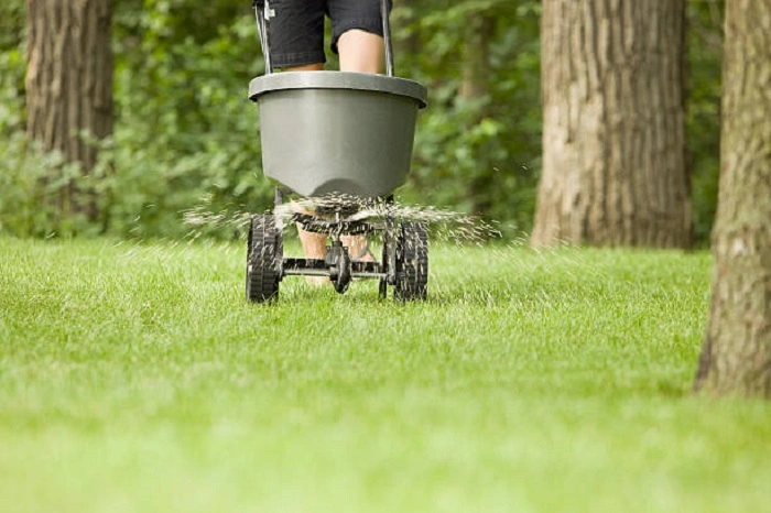 image of fertilizer application in lawn