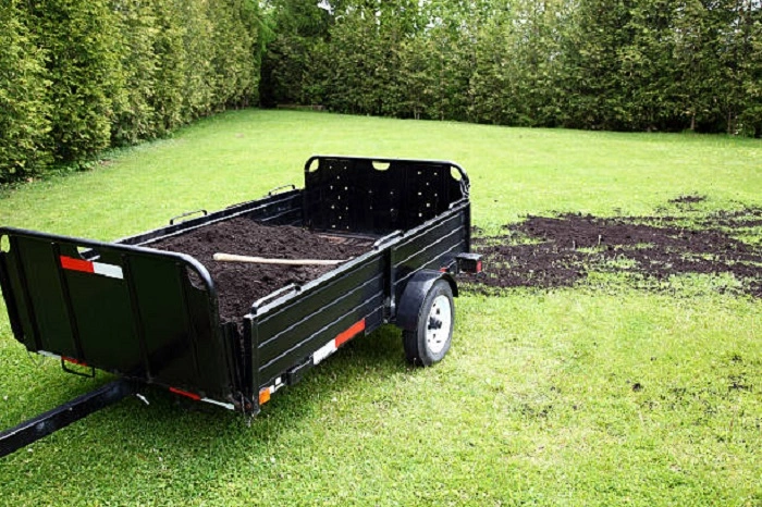 image of topdressing a depressed lawn with leveling mixture